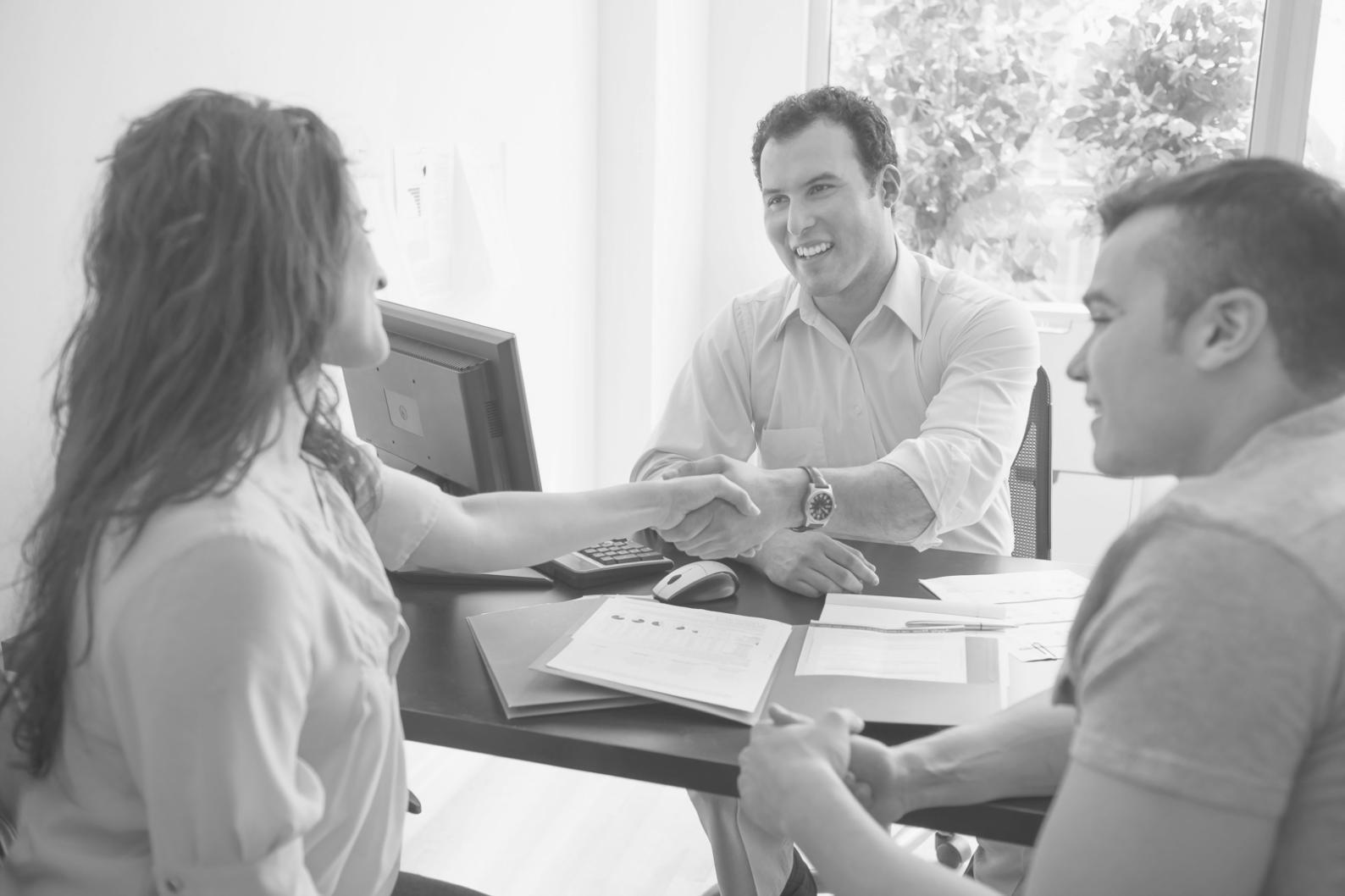 Asesor fiscal revisando documentación con cliente